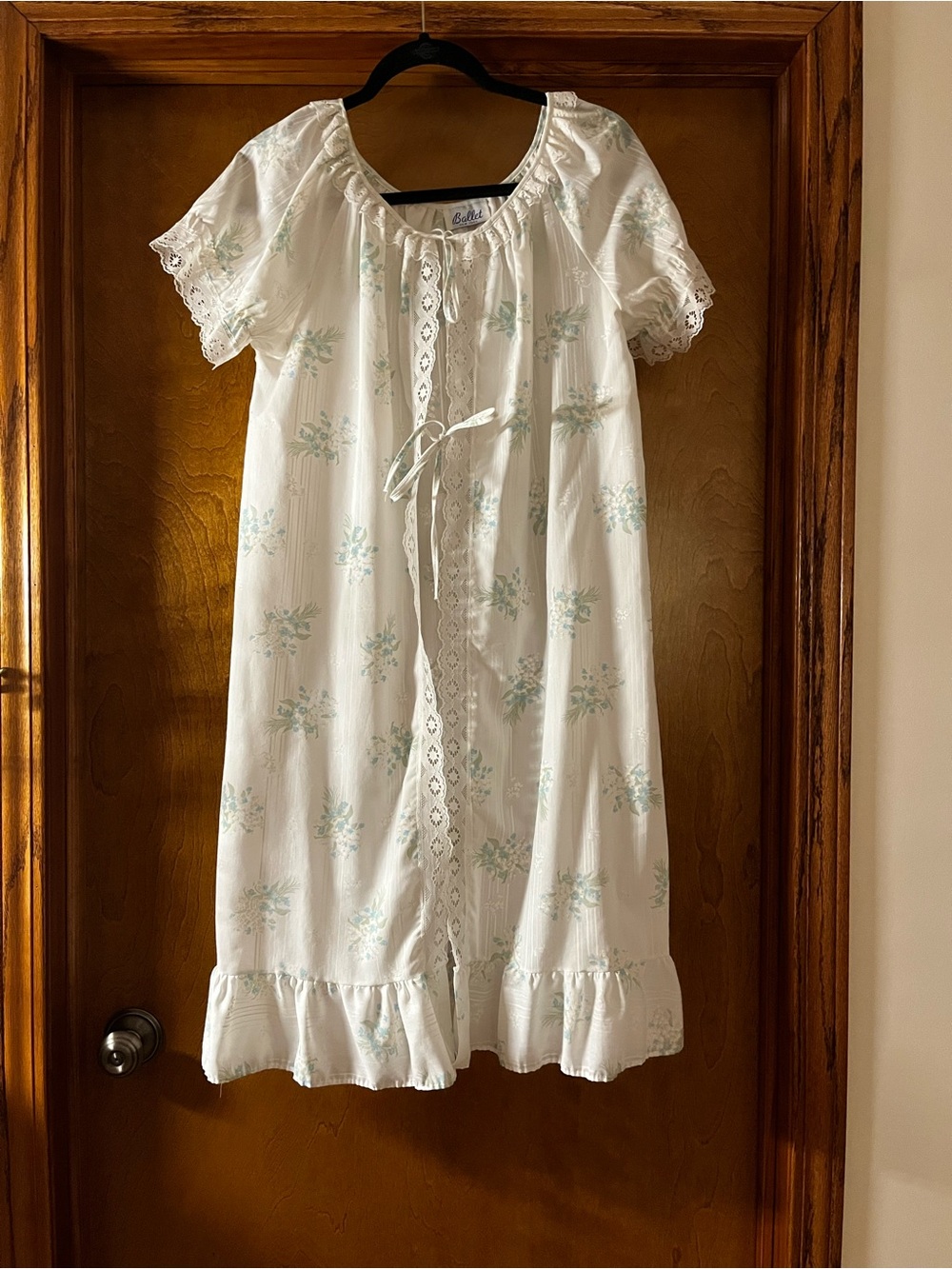 Vintage White Floral Cotton double tie Nightgown robe with Lace Trim - Picture 1 of 4